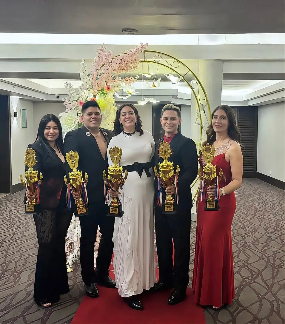 Los cinco campeones de MR Academy con sus copas — Copa América PMU 2026