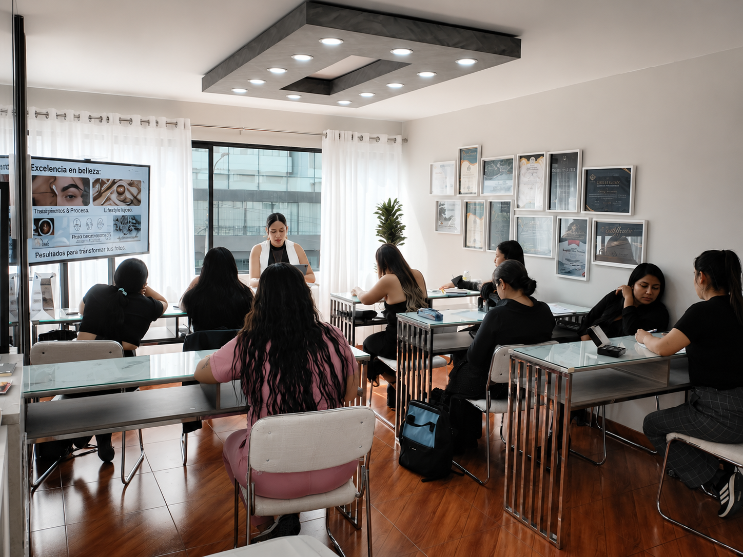 Salón de clases MR Academy — alumnas en sesión teórica